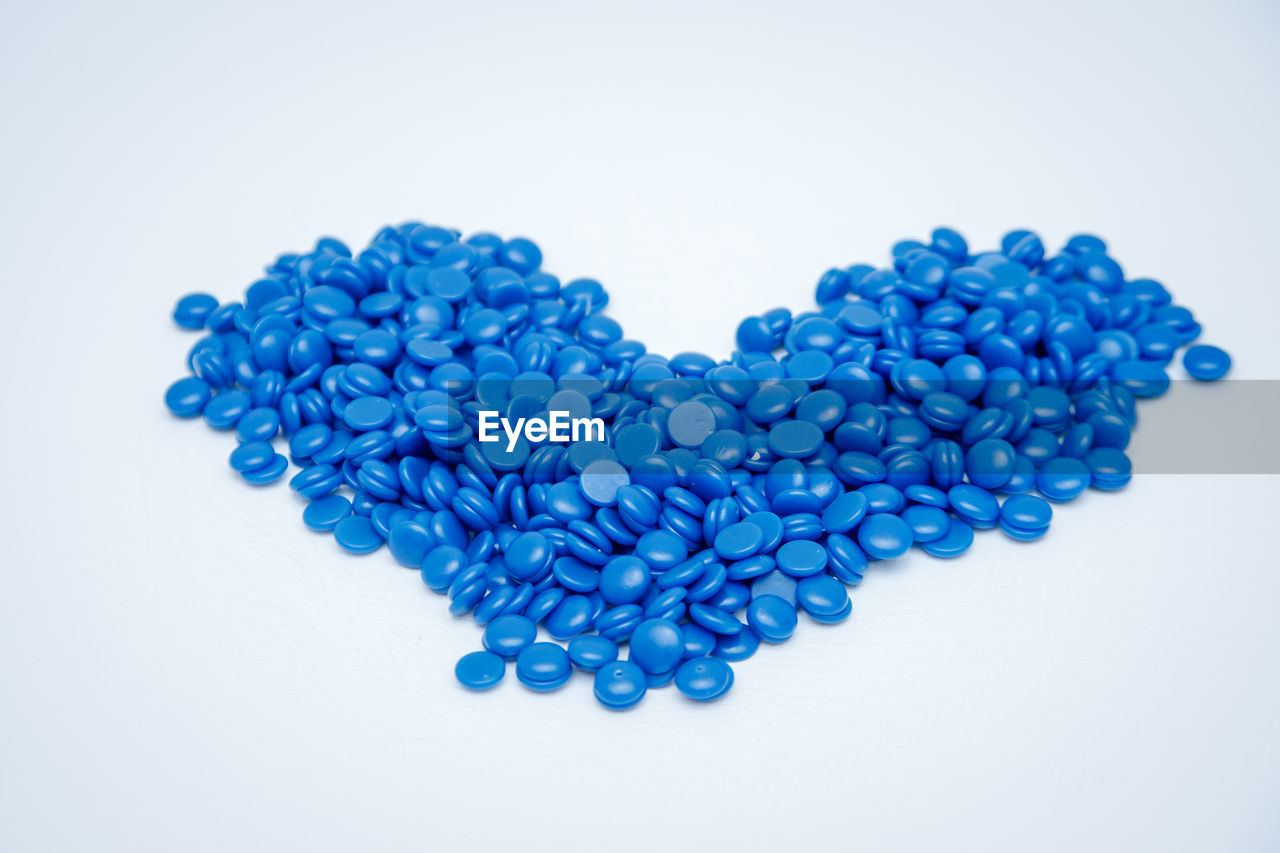 HIGH ANGLE VIEW OF HEART SHAPE OVER BLUE BACKGROUND