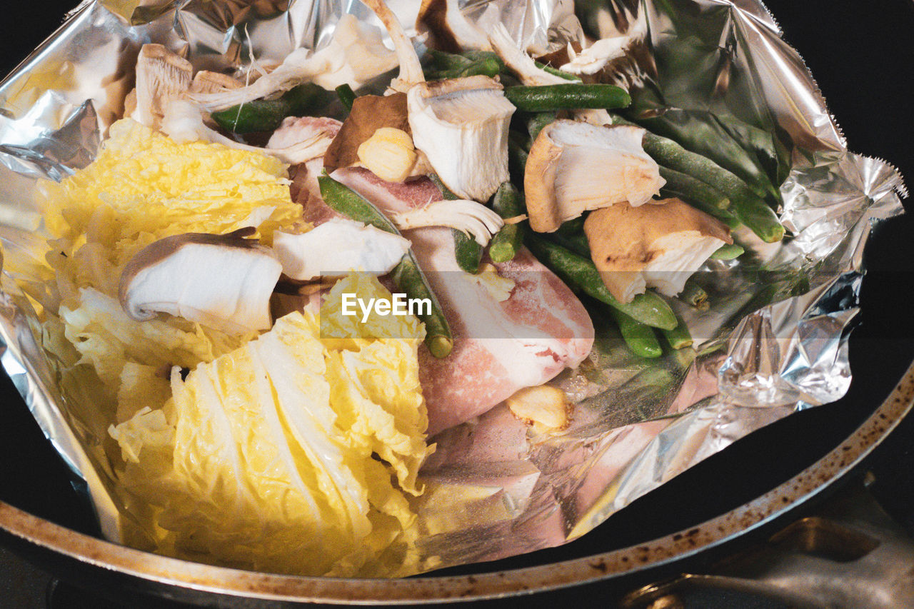 HIGH ANGLE VIEW OF FOOD IN TRAY