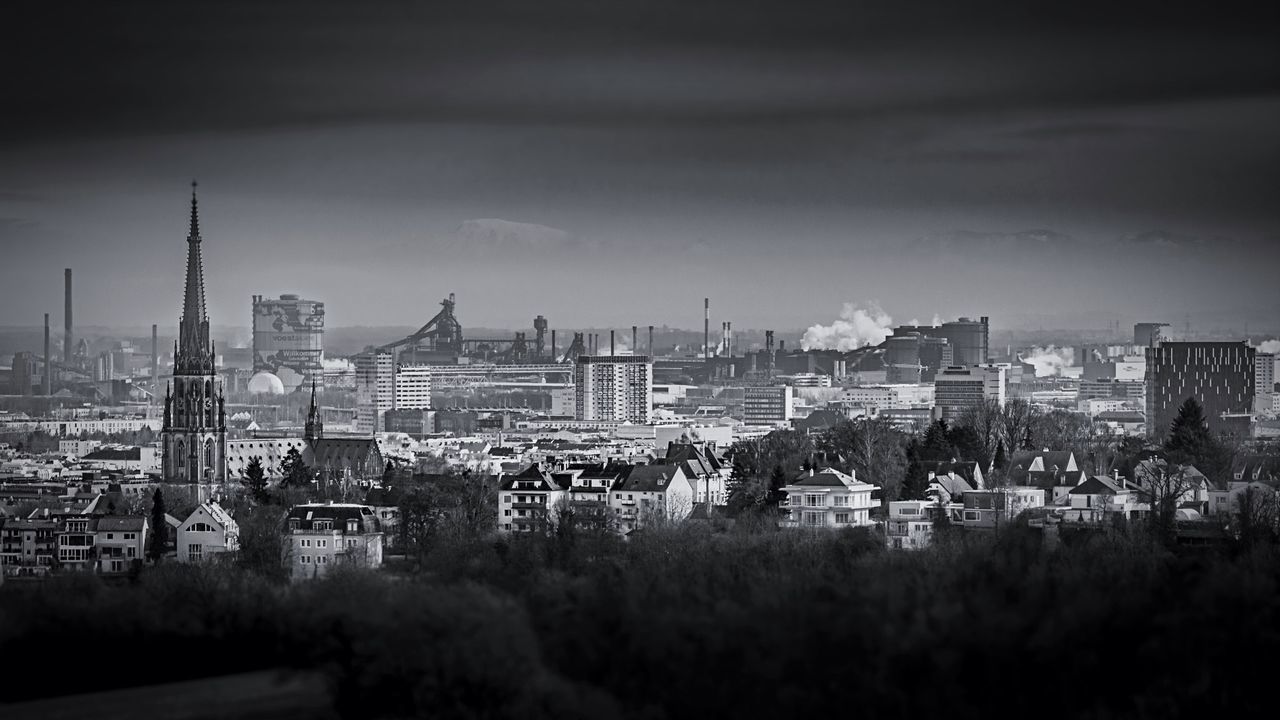 VIEW OF CITYSCAPE AGAINST SKY