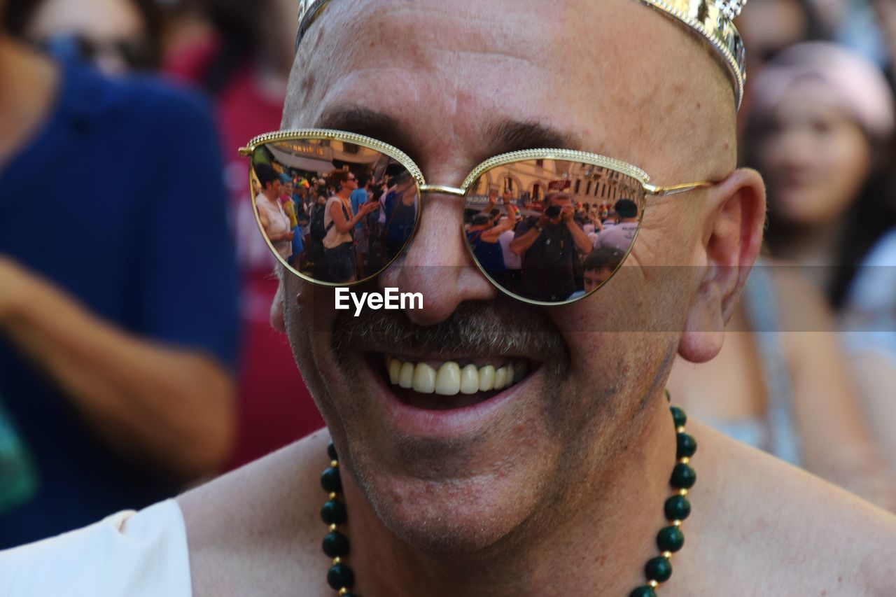 CLOSE-UP PORTRAIT OF SMILING MAN WITH SUNGLASSES