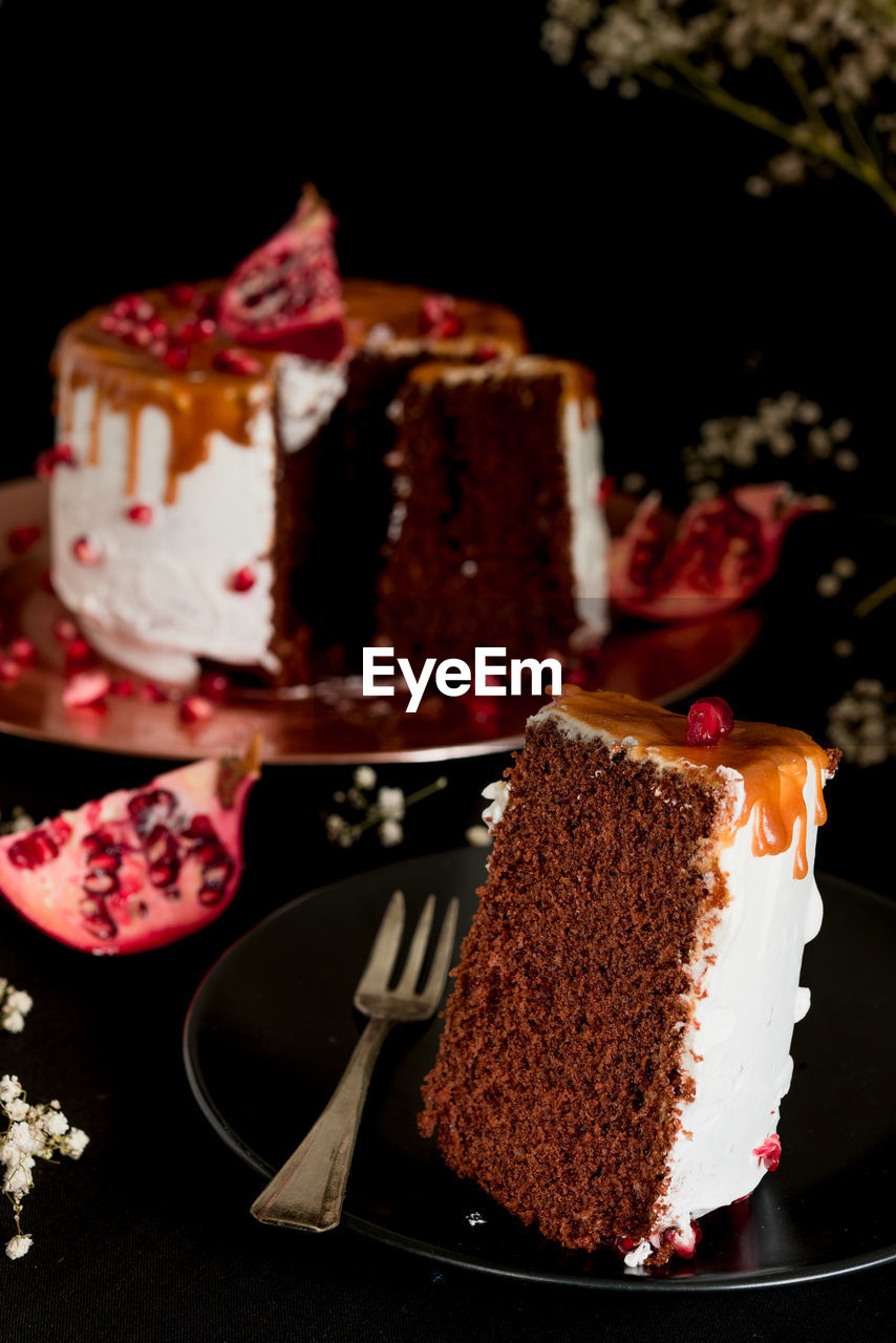 CLOSE-UP OF ICE CREAM CAKE