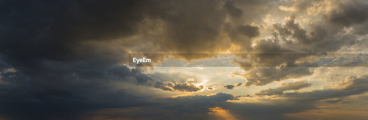 LOW ANGLE VIEW OF CLOUDSCAPE AGAINST SKY DURING SUNSET