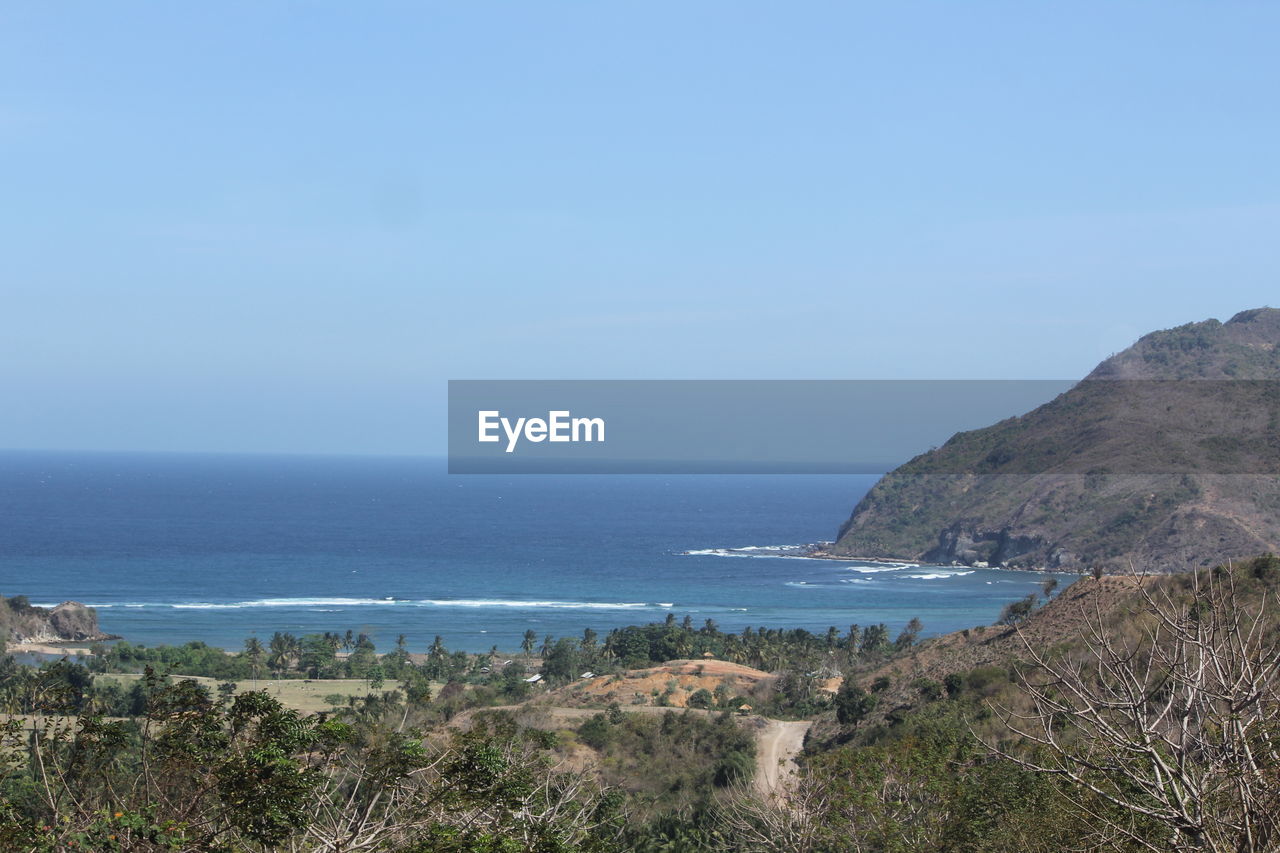 SCENIC VIEW OF SEA BY MOUNTAINS AGAINST SKY