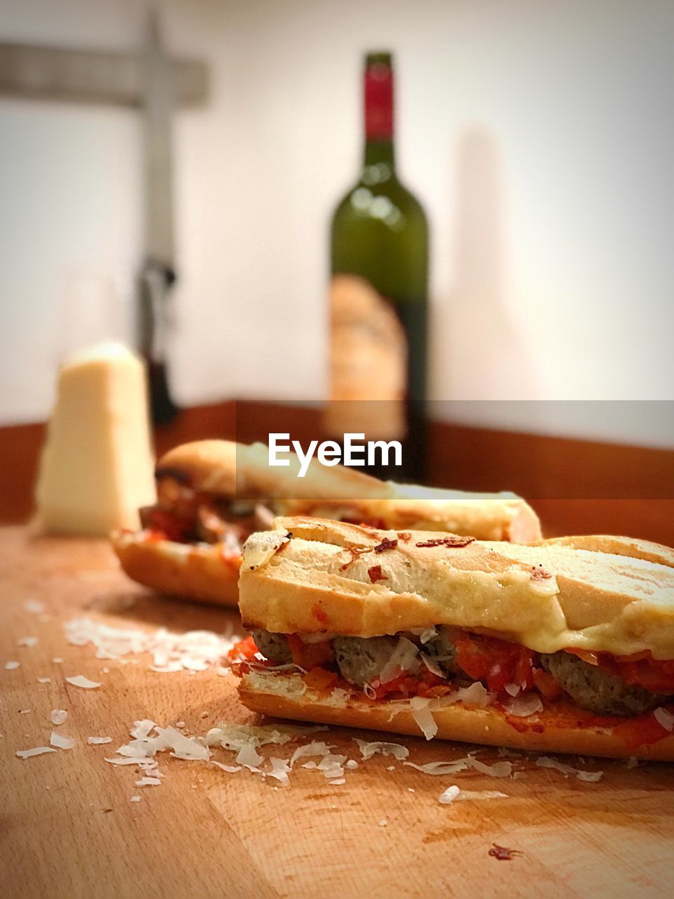 CLOSE-UP OF BREAD ON CUTTING BOARD