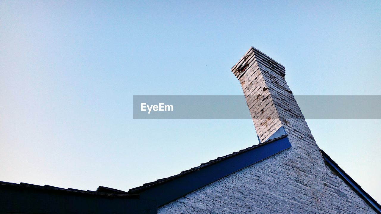 LOW ANGLE VIEW OF BUILT STRUCTURE AGAINST BLUE SKY