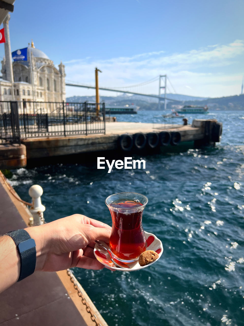  hand  holding tea on sea