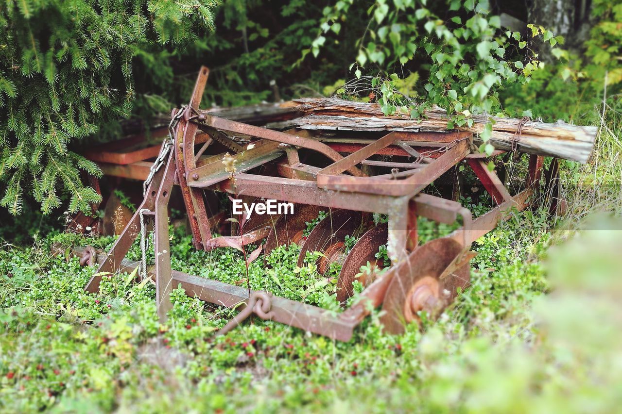 CLOSE-UP OF AN ABANDONED RUSTY WHEEL