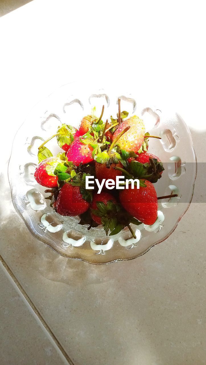 HIGH ANGLE VIEW OF STRAWBERRIES IN PLATE