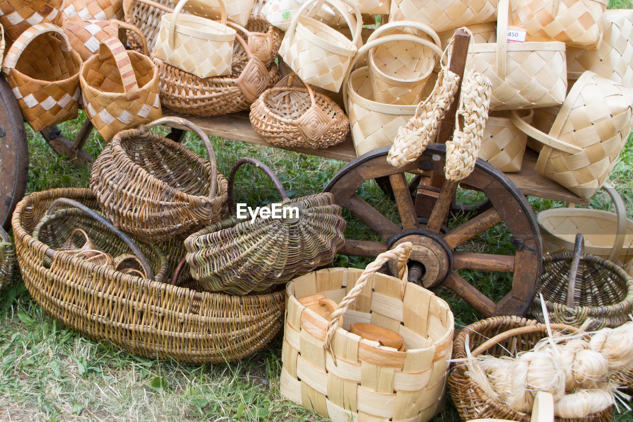 HIGH ANGLE VIEW OF WICKER BASKET ON FLOOR