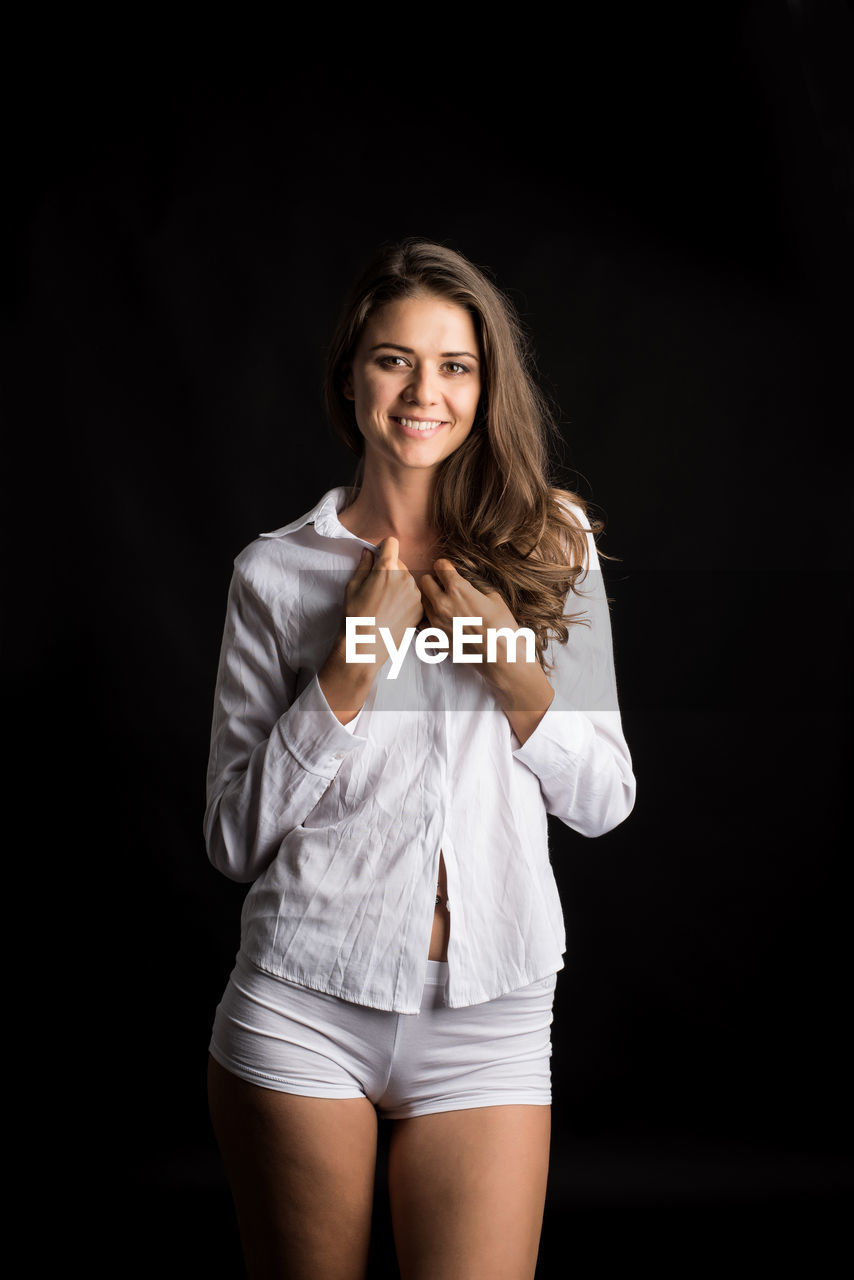 PORTRAIT OF A SMILING YOUNG WOMAN