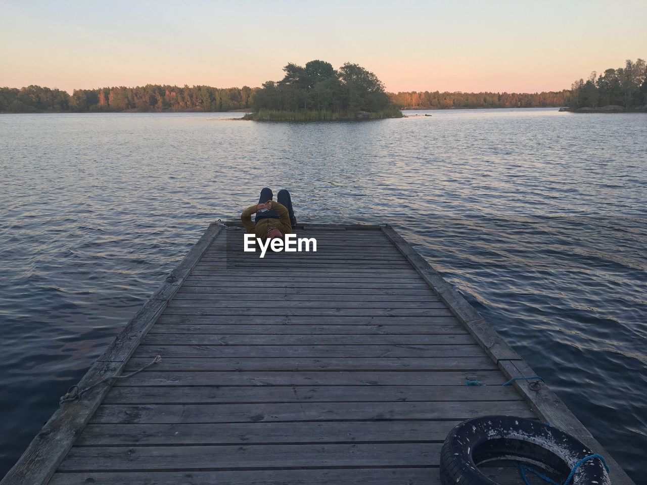 VIEW OF DUCKS ON LAKE