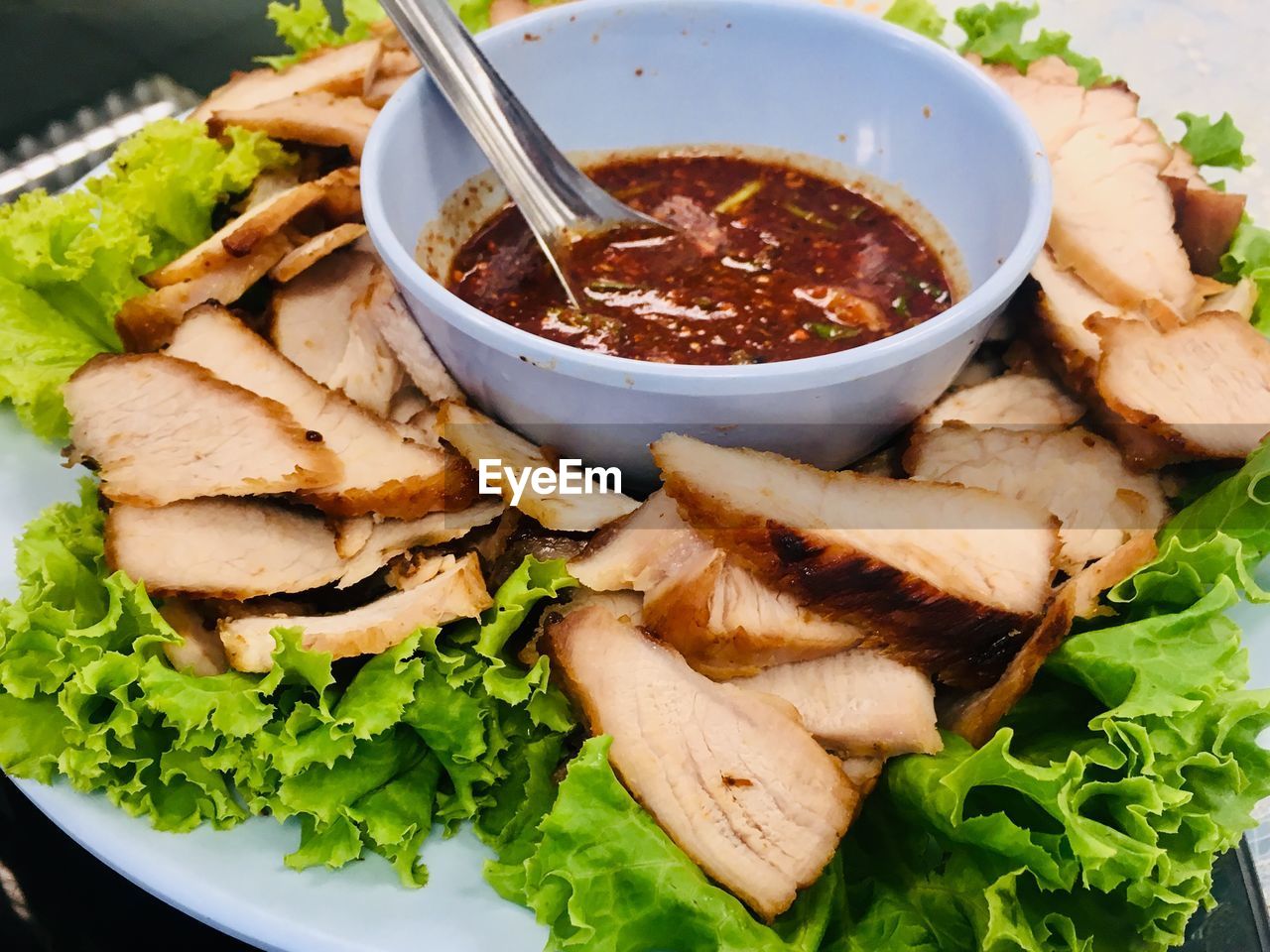 HIGH ANGLE VIEW OF FOOD IN BOWL