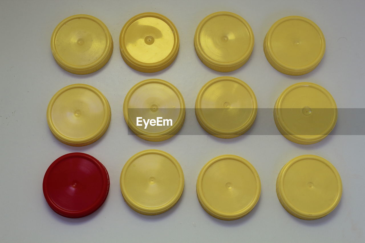 HIGH ANGLE VIEW OF VARIOUS EGGS ON TABLE AGAINST WHITE BACKGROUND