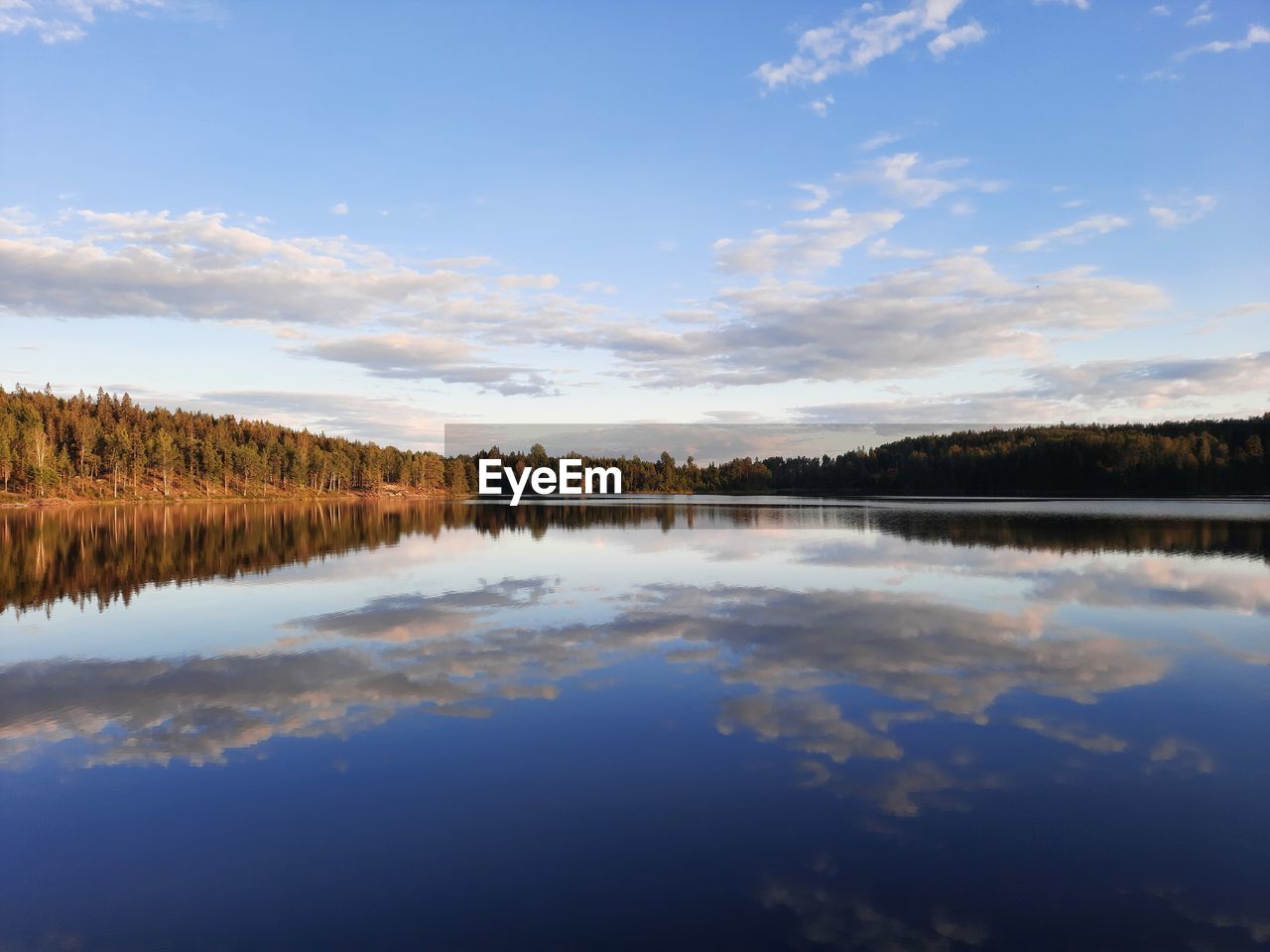 IDYLLIC VIEW OF LAKE AGAINST SKY