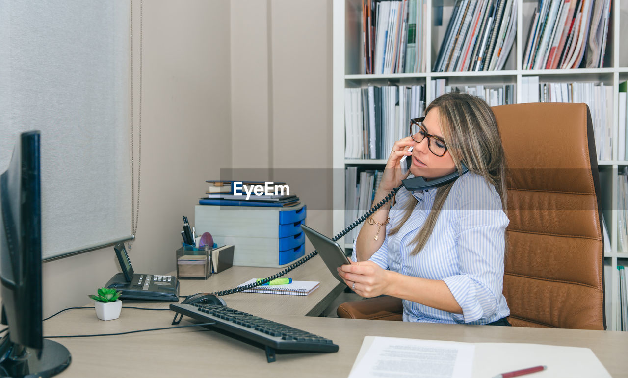 YOUNG WOMAN USING SMART PHONE