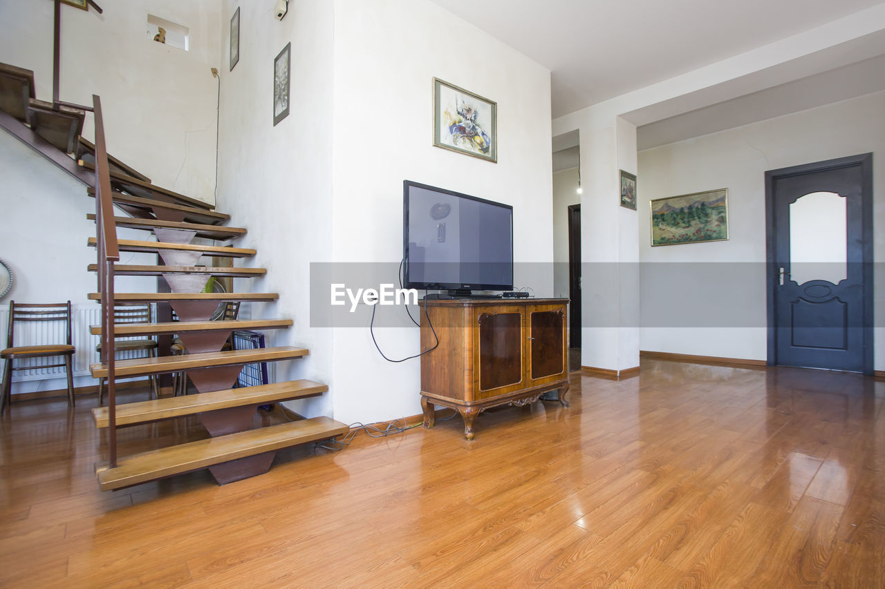 VIEW OF EMPTY CHAIRS IN ROOM