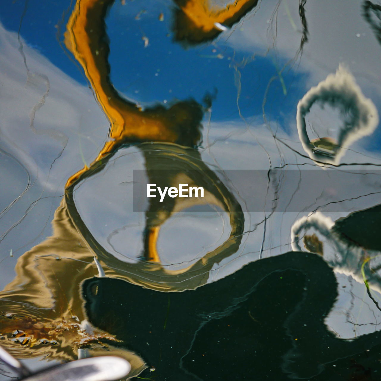 HIGH ANGLE VIEW OF REFLECTION OF LAKE IN WATER