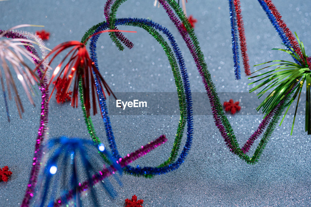 CLOSE-UP OF CHRISTMAS ORNAMENTS