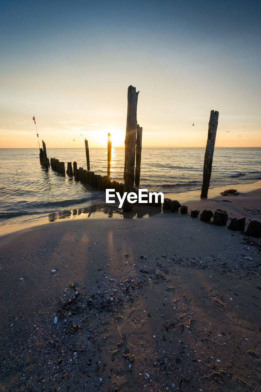 SCENIC VIEW OF SEA AGAINST SKY AT SUNSET