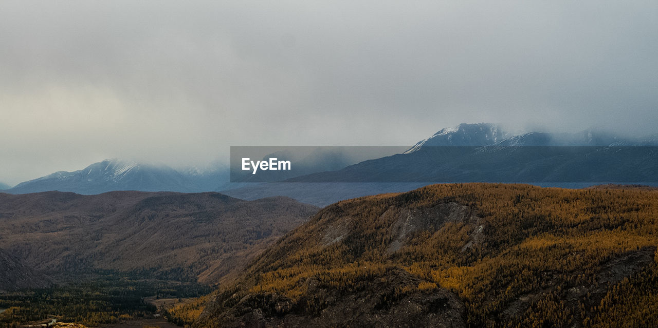 SCENIC VIEW OF MOUNTAIN RANGE AGAINST SKY