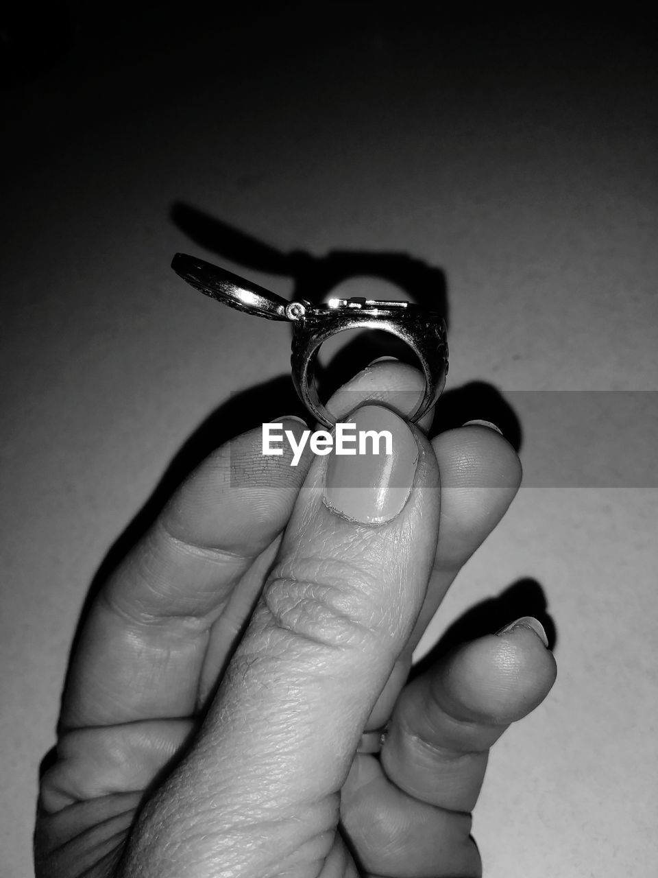 CLOSE-UP OF HUMAN HAND HOLDING WEDDING RINGS