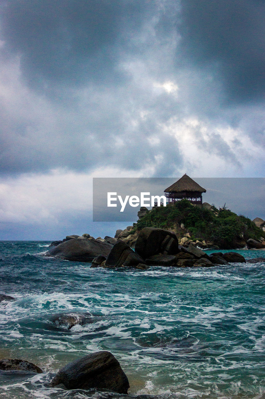 SCENIC VIEW OF SEA AGAINST ROCKS