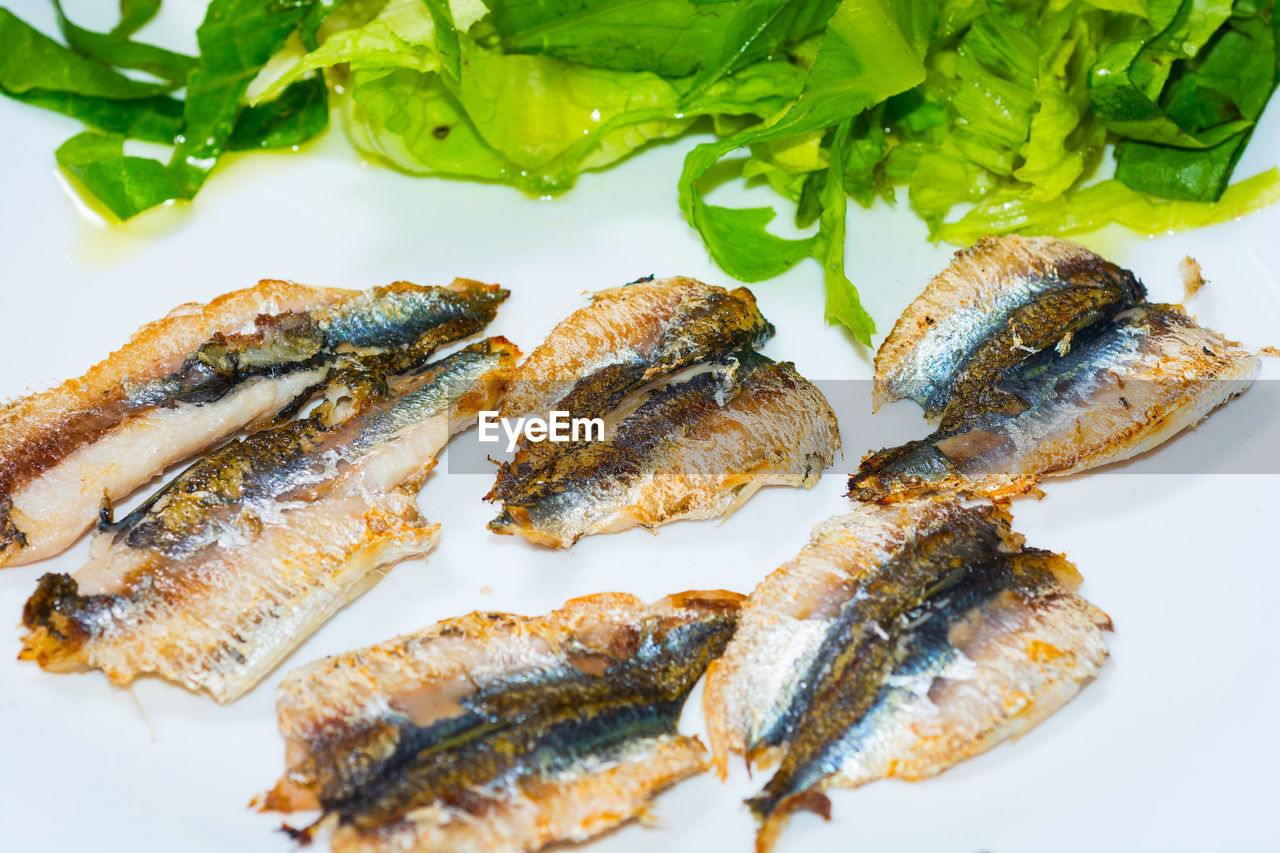 HIGH ANGLE VIEW OF DEAD FISH ON PLATE