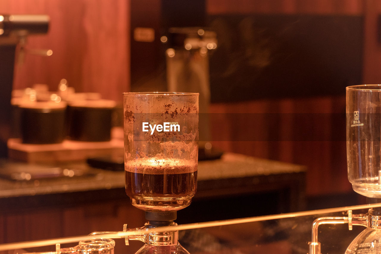 CLOSE-UP OF BEER IN GLASS