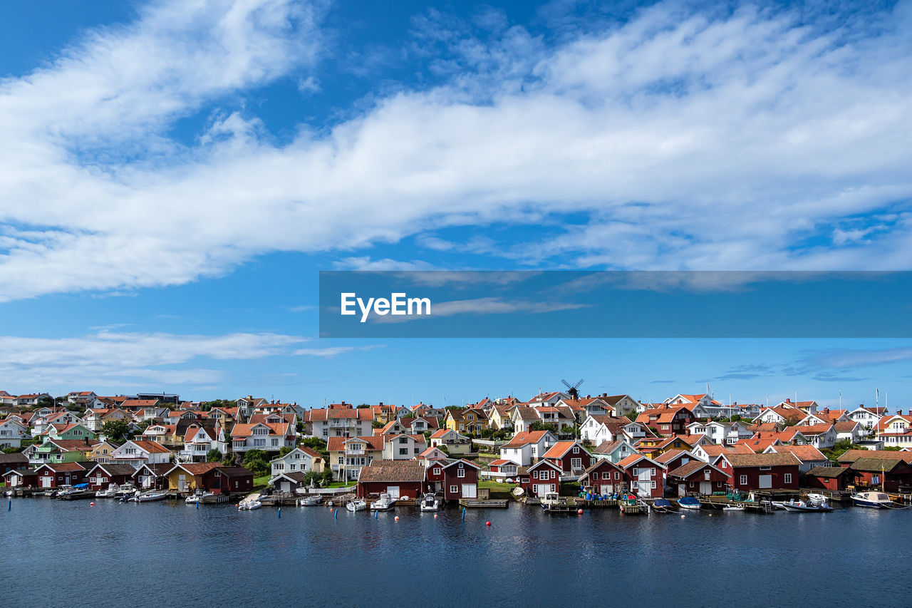 TOWN BY SEA AGAINST SKY IN CITY