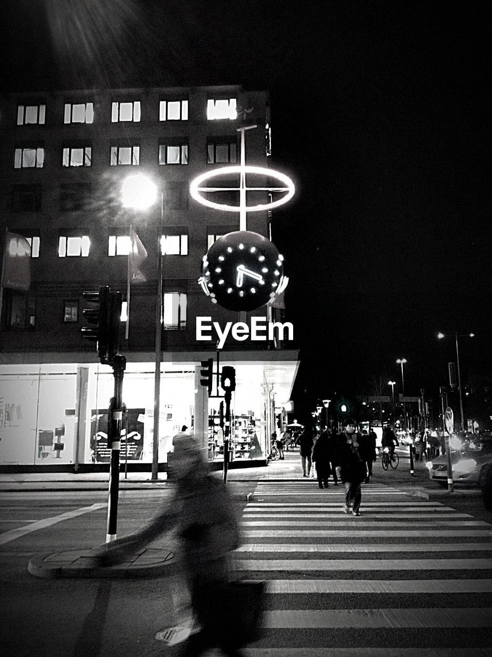 ILLUMINATED STREET LIGHTS IN CITY AT NIGHT