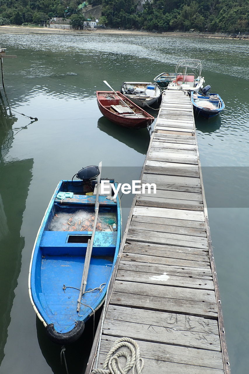 HIGH ANGLE VIEW OF FISHING BOAT MOORED AT PIER