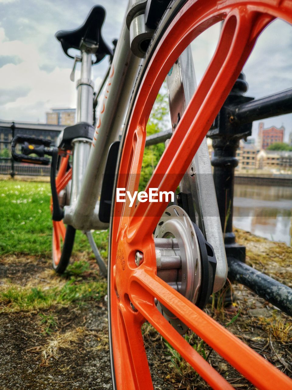 CLOSE-UP OF BICYCLE WHEEL