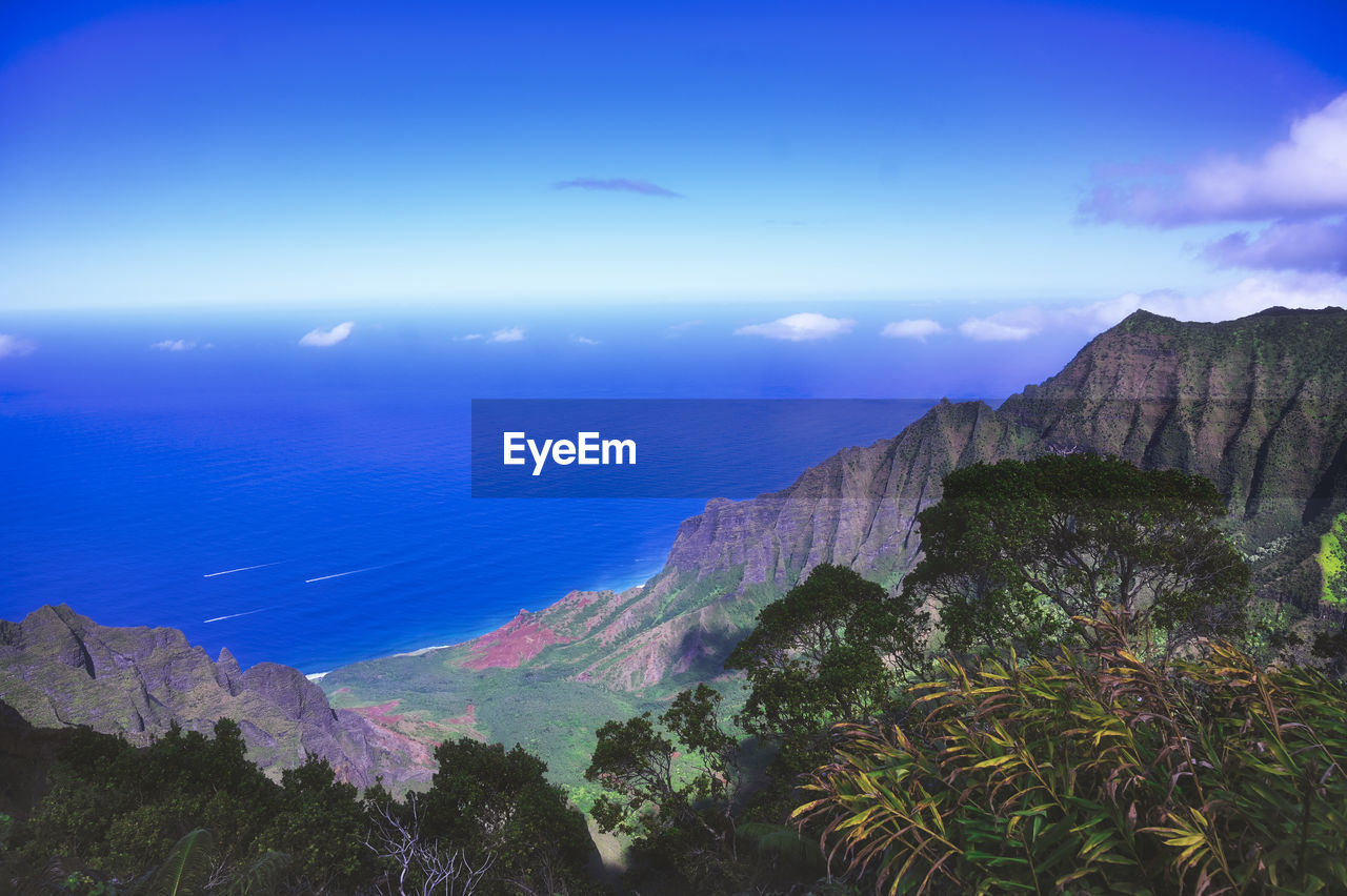 SCENIC VIEW OF SEA BY MOUNTAIN AGAINST SKY