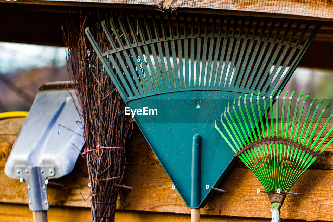 CLOSE-UP OF BLUE TABLE AND METAL GRATE ON SHELF