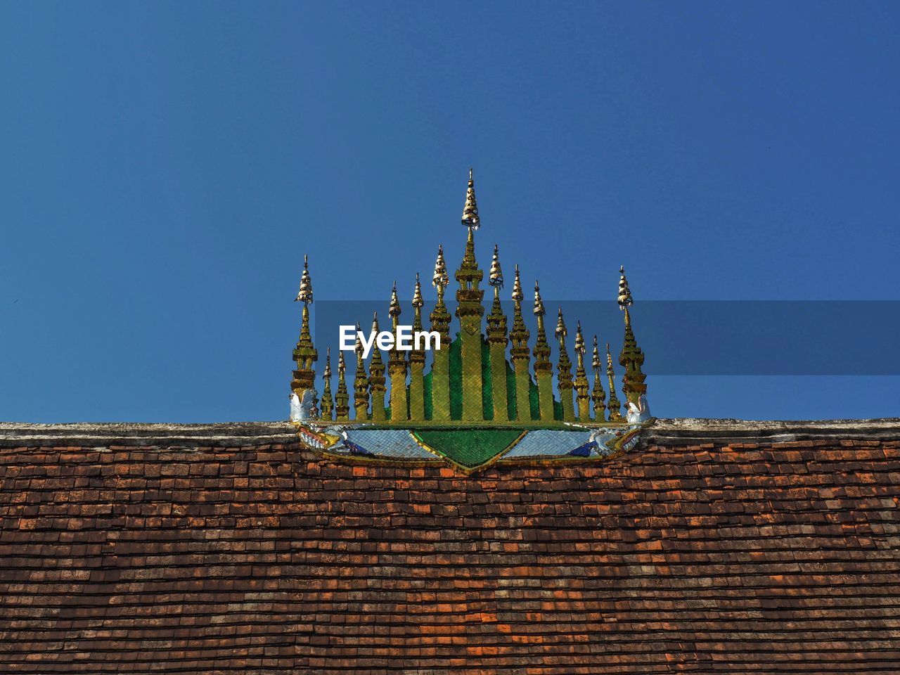 LOW ANGLE VIEW OF BUILDING AGAINST BLUE SKY