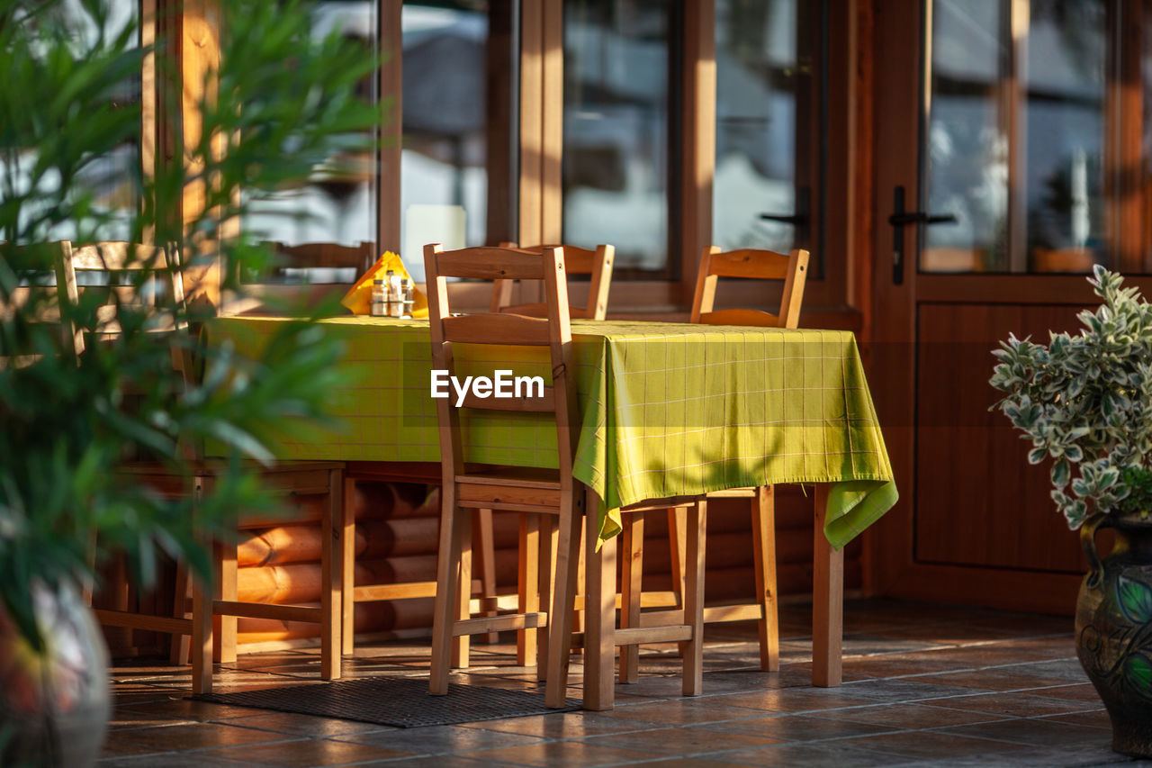 EMPTY CHAIRS AND TABLE IN RESTAURANT