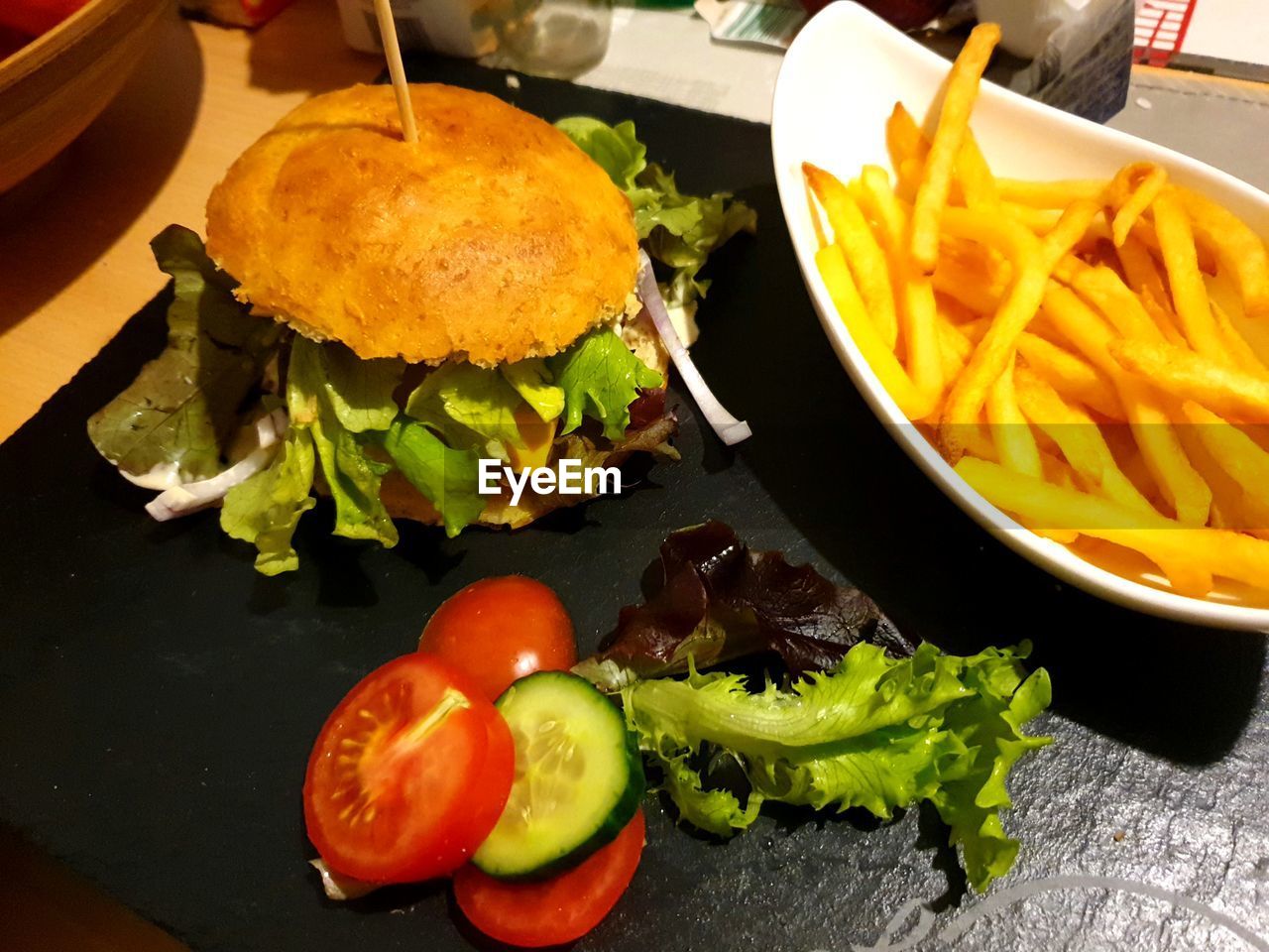 HIGH ANGLE VIEW OF CHOPPED VEGETABLES ON PLATE