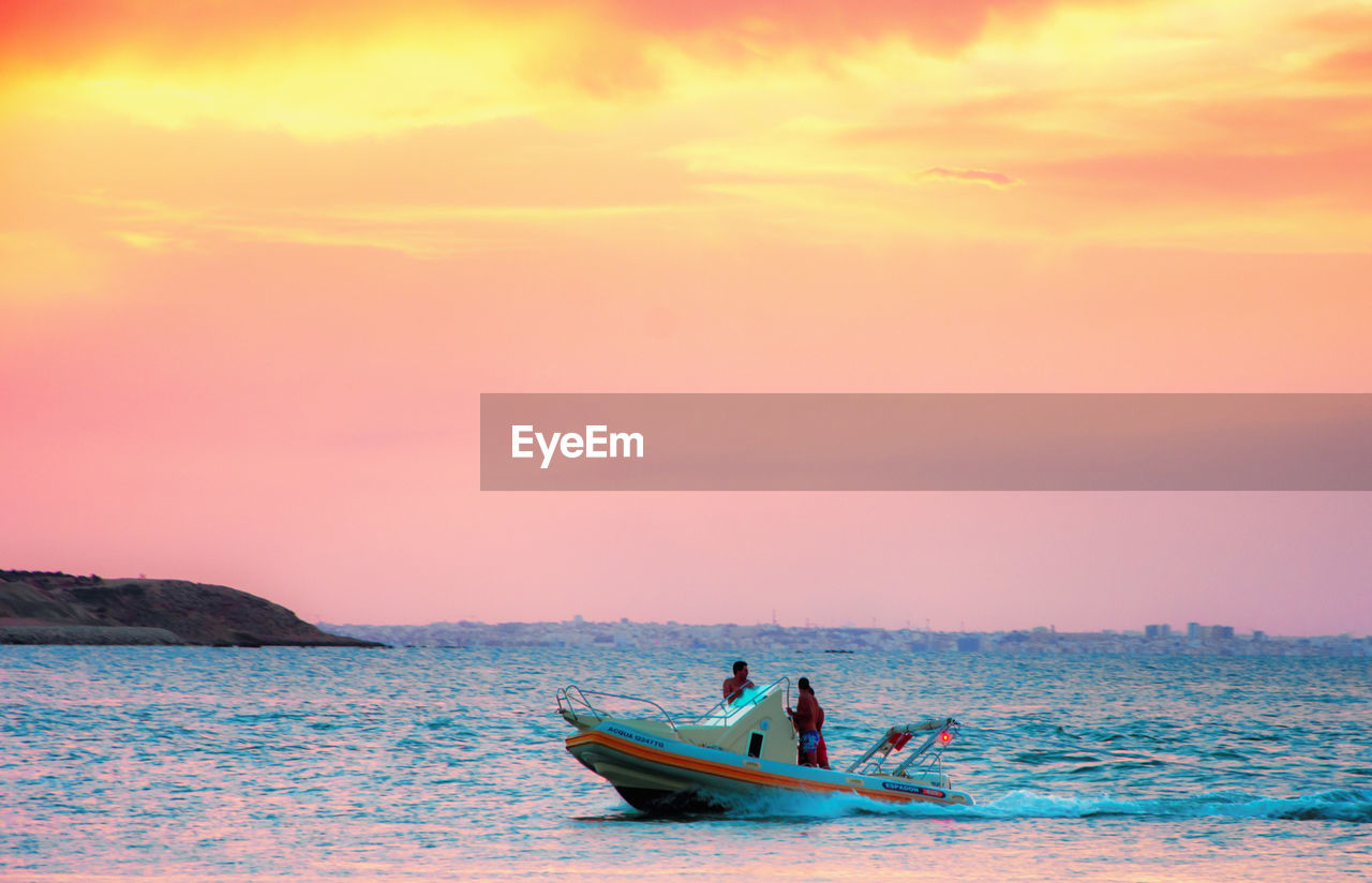 BOAT IN SEA AGAINST SKY DURING SUNSET