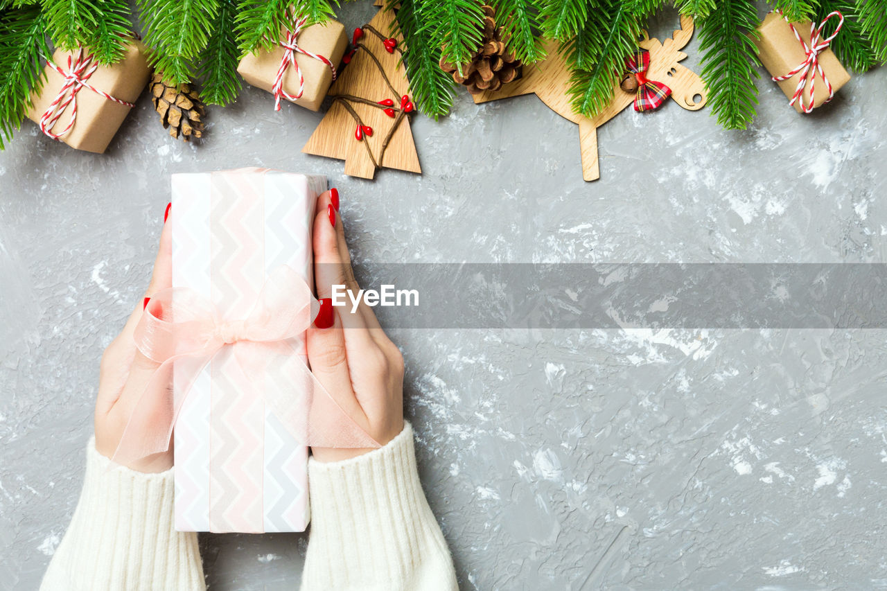 HIGH ANGLE VIEW OF WOMAN HAND HOLDING PAPER