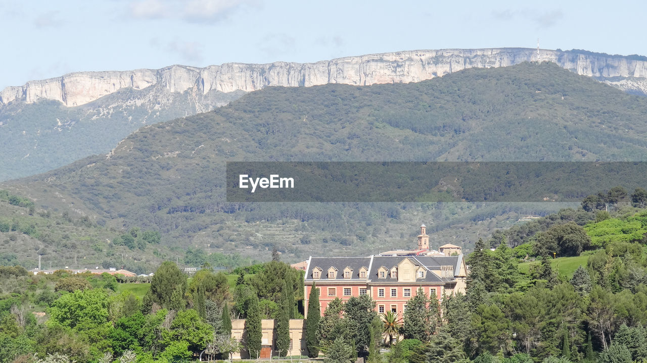 PANORAMIC VIEW OF BUILDINGS AGAINST SKY