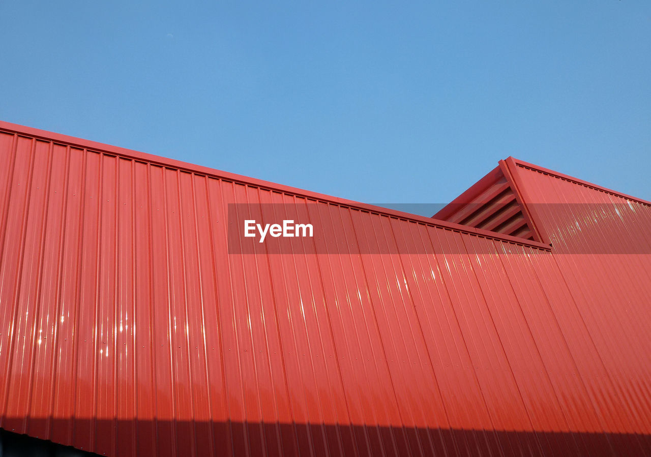 LOW ANGLE VIEW OF BUILT STRUCTURE AGAINST CLEAR SKY