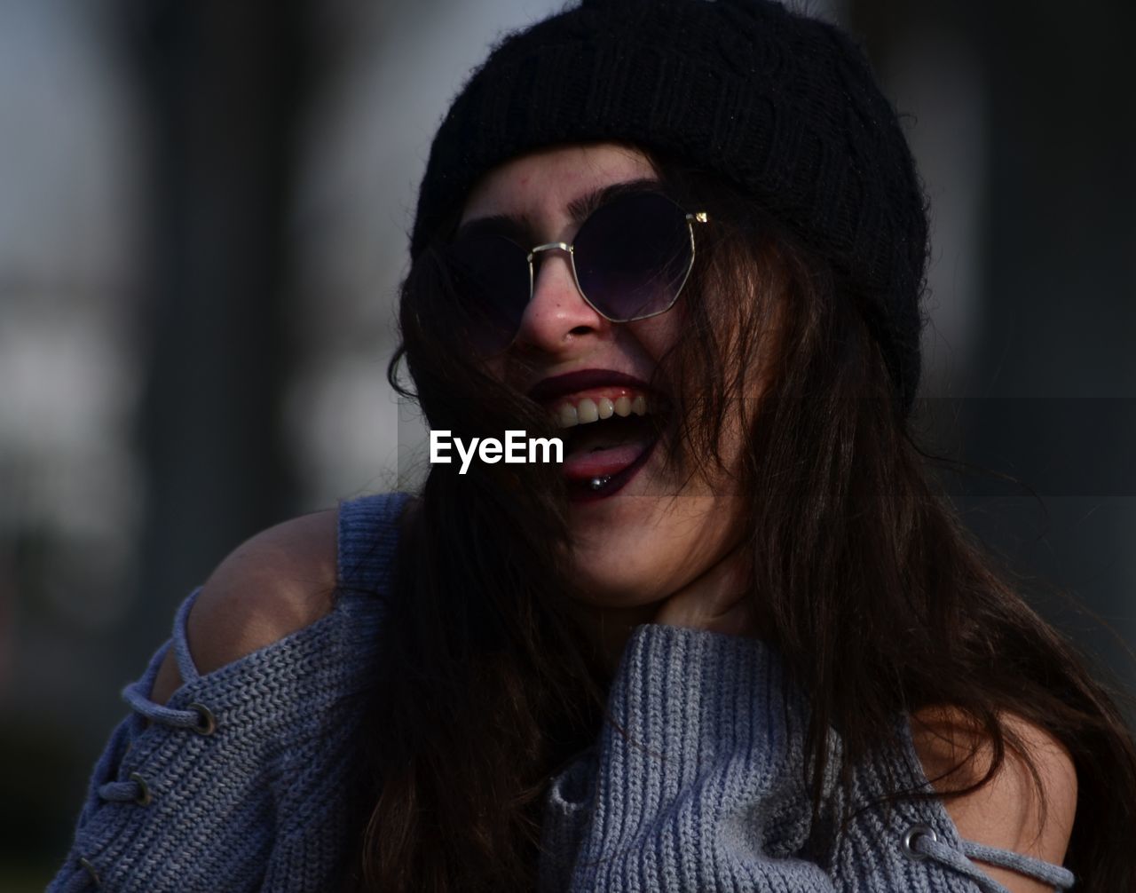 PORTRAIT OF BEAUTIFUL YOUNG WOMAN WEARING SUNGLASSES AT HAT