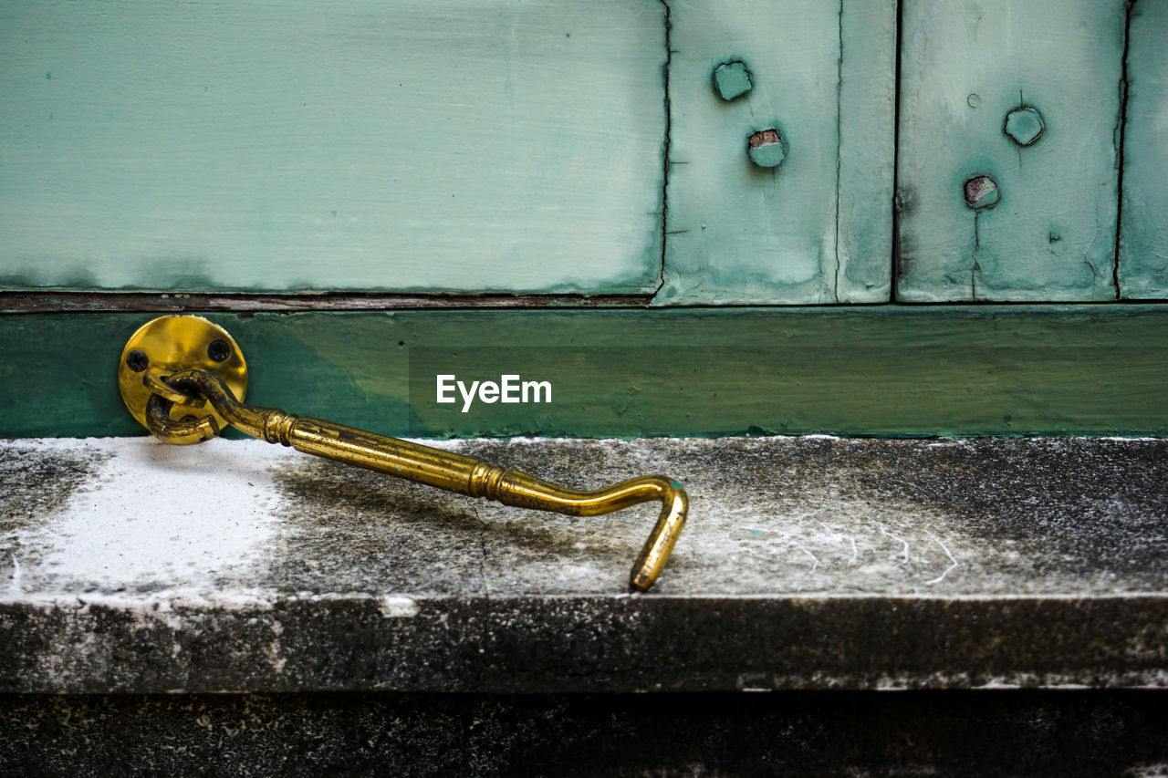 CLOSE-UP OF METAL DOOR WITH HANDLE