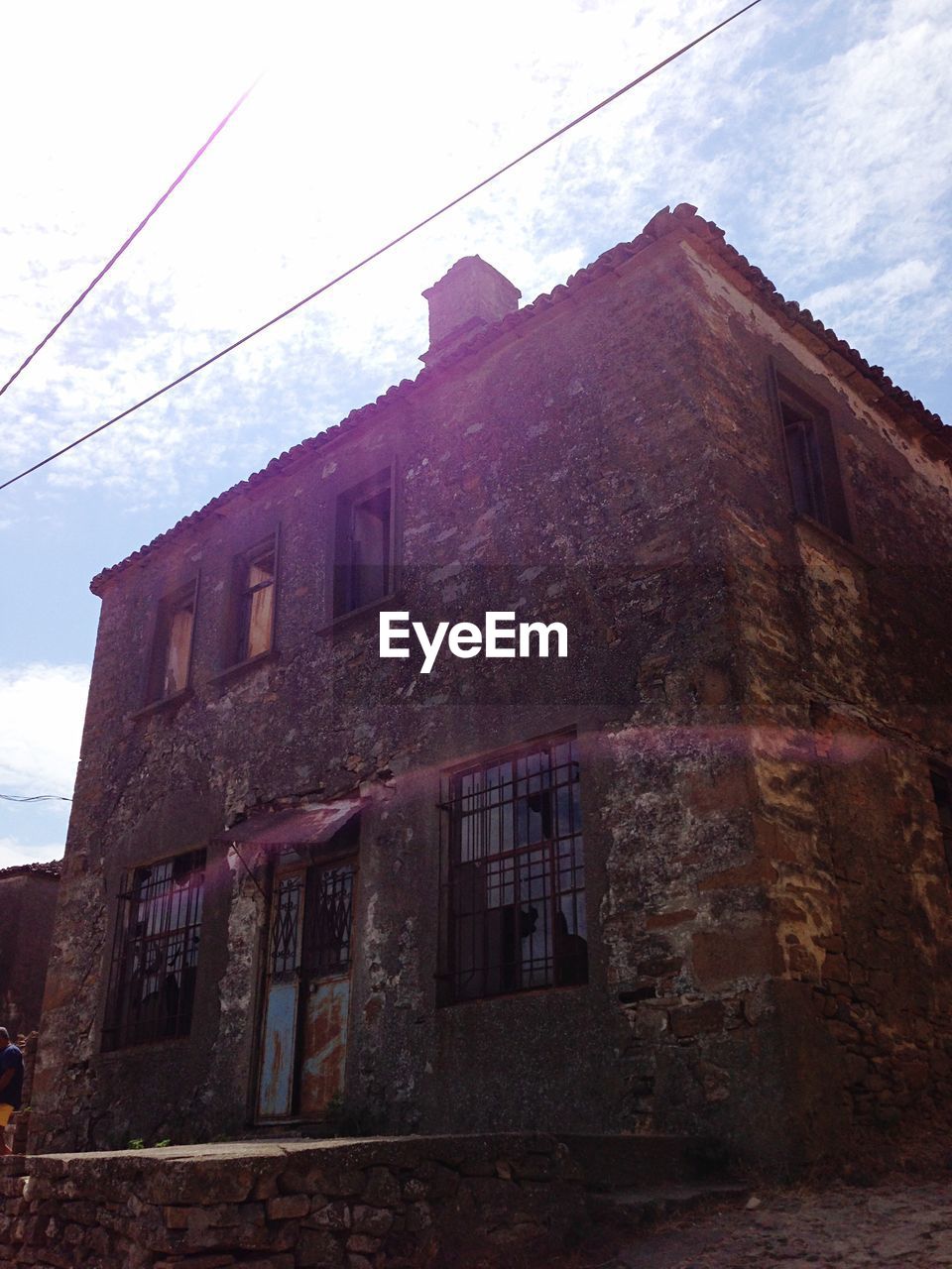 LOW ANGLE VIEW OF BUILDING AGAINST THE SKY