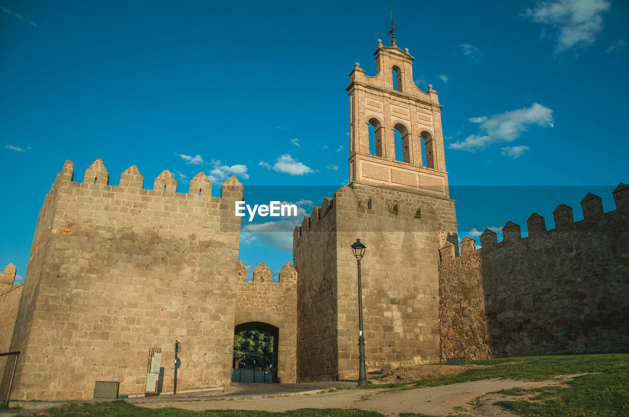 LOW ANGLE VIEW OF HISTORIC BUILDING AGAINST SKY