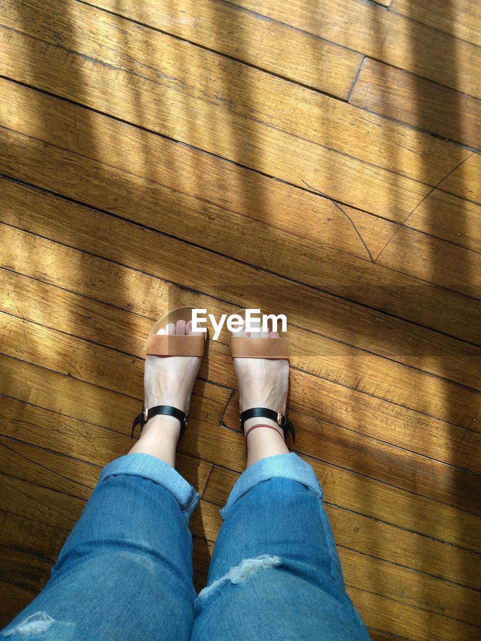 CLOSE-UP LOW SECTION OF WOMAN STANDING ON FLOOR