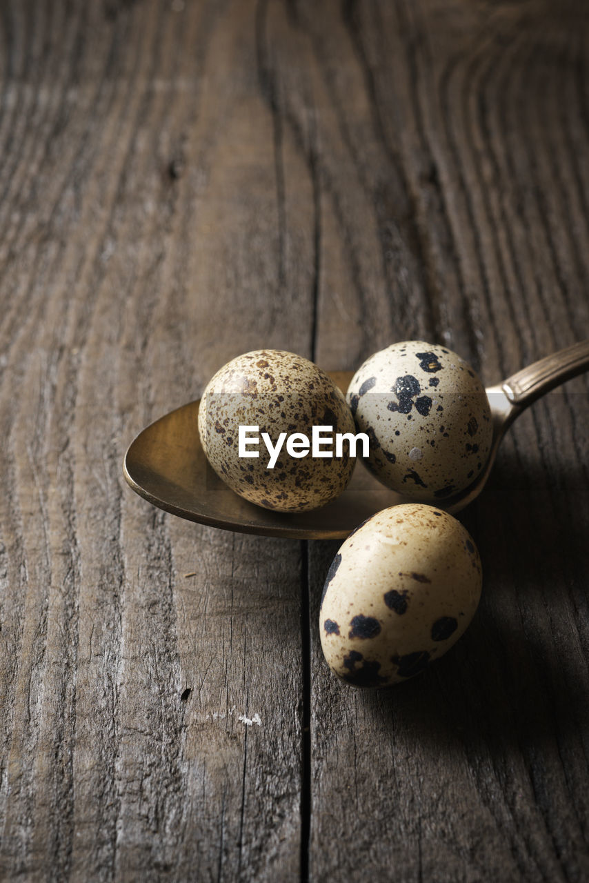 Quail eggs on a wooden table.