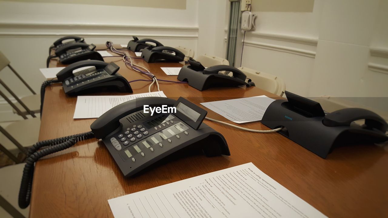 ELECTRIC LAMP ON TABLE IN ROOM