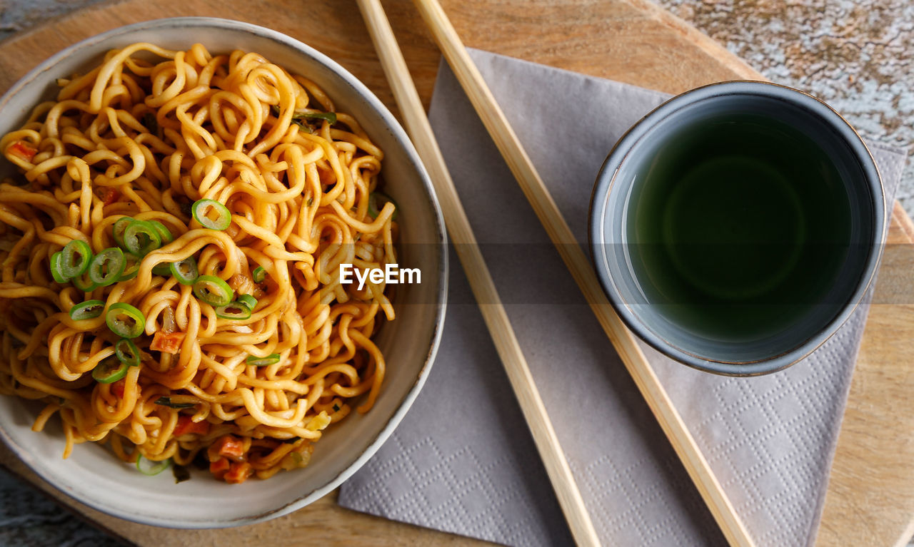 HIGH ANGLE VIEW OF NOODLES IN BOWL