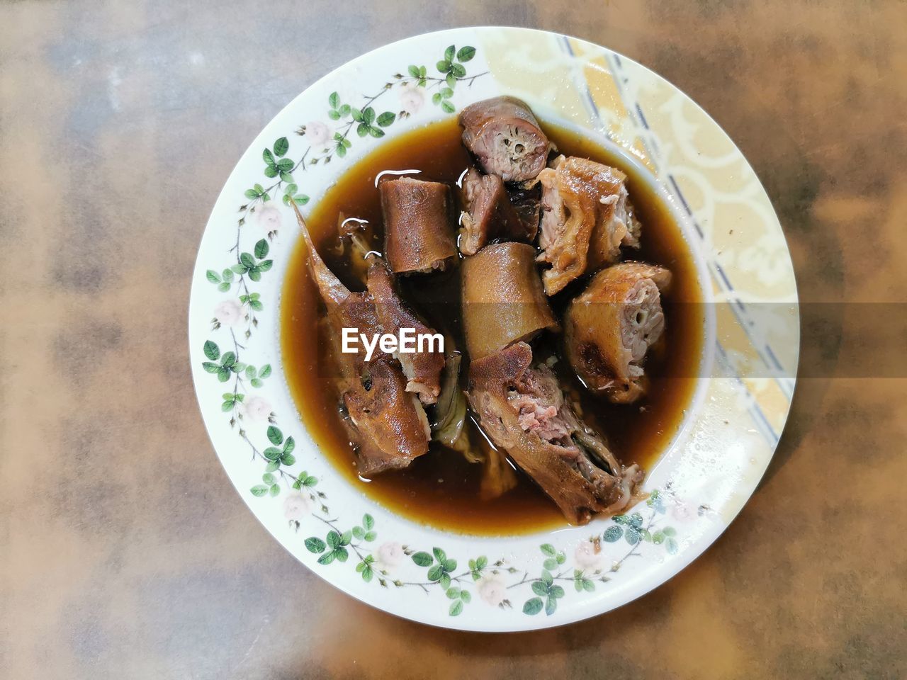 HIGH ANGLE VIEW OF NOODLES IN PLATE ON TABLE